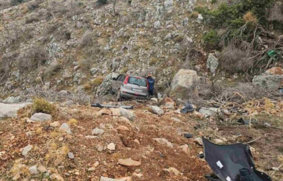 Χίος: Απίστευτο τροχαίο με τραυματία 97χρονο οδηγό - Έπεσε σε χαράδρα 10 μέτρων