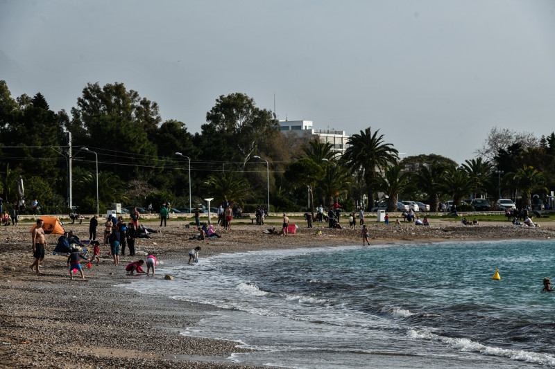 Lockdown: Ξεχύθηκαν στις παραλίες οι Αθηναίοι, βόλτες και βουτιές λίγο πριν την κακοκαιρία