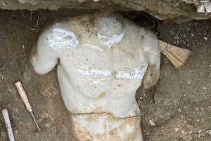 Βρήκαν άγαλμα κατά τη διάρκεια έργων φυσικού αερίου - Σε αρκετά καλή κατάσταση (Εικόνα)