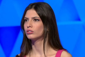 «Τροχός της Τύχης»: Φοβερή παίκτρια βρήκε τον γρίφο μέσα σε λίγα δευτερόλεπτα (Βίντεο)