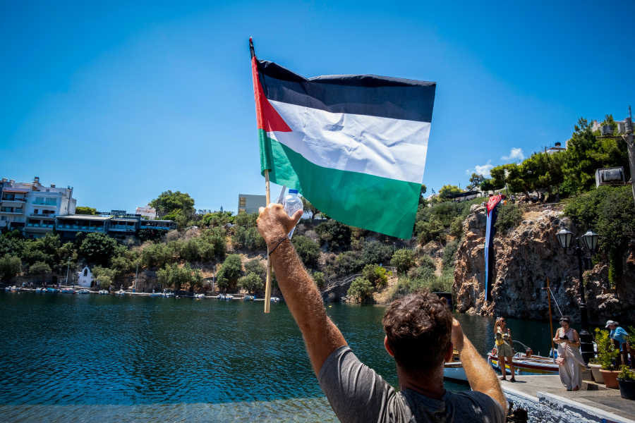 «Είστε ανεπιθύμητοι»: Νέα μπλόκα σε Βόλο και Πειραιά στο ισραηλινό κρουαζιερόπλοιο