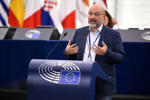 Αρναούτογλου για δίκη της Meta: Ποιος βάζει τα όρια όταν απέναντι στις πλατφόρμες βρίσκονται παιδιά;