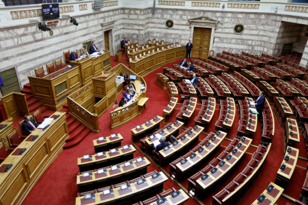 Βουλή: Υπερψηφίστηκε με ευρεία πλειοψηφία το «αντικαπνιστικό νομοσχέδιο»