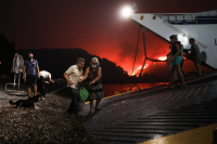 Φωτιά στην Εύβοια: 1.130 άτομα εγκατέλειψαν τη Λίμνη - Με ferry boat έφυγαν κάτοικοι και τουρίστες (εικόνες, βίντεο)