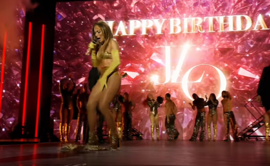 Τζένιφερ Λόπεζ: Η στιγμή που της πέφτει η φούστα, στη σκηνή - «Χαίρομαι που φορούσα εσώρουχο» (Βίντεο)