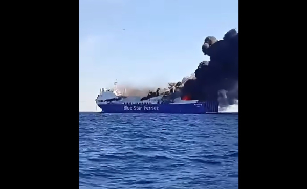 Φωτιά σε οχηματαγωγό πλοίο ανοιχτά της Μυκόνου: Εκκενώθηκε το πλοίο, σοκάρουν τα βίντεο