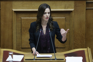 Αχτσιόγλου: «Με 6 δισ. αφαίμαξη των πολιτών, ο κ. Μητσοτάκης επιστρέφει 500 εκατ. με τυμπανοκρουσίες»