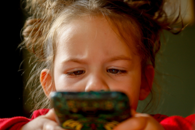 Αυτή είναι η πρώτη πόλη που απαγορεύει στα παιδιά τα smartphones