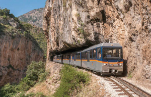 Οδoντωτός: Ακινητοποιήθηκε πάλι κοντά στο Διακοφτό - Απεγκλωβίζονται από την ΕΜΑΚ οι επιβάτες