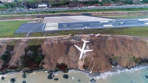 Σε γκρεμό γλίστρησε αεροσκάφος στην Τουρκία - Απίστευτο ατύχημα