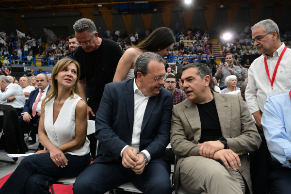 Ο Τσίπρας μιλάει για υπέρβαση του ΣΥΡΙΖΑ, η Κουμουνδούρου επιμένει για συνεργασία!