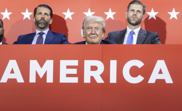 Οργιάζουν οι θεωρίες συνωμοσίας στον απόηχο της απόπειρας δολοφονίας του Τραμπ