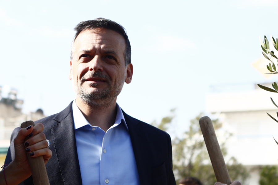 Με τη σκούπα ο Δούκας