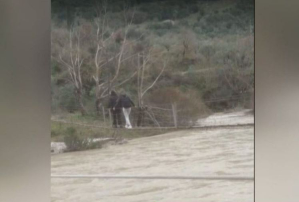 Αδιανόητες εικόνες: Μαθητές πέρασαν αιωρούμενοι από συρμάτινη γέφυρα τον ορμητικό Εύηνο για να πάνε σπίτι