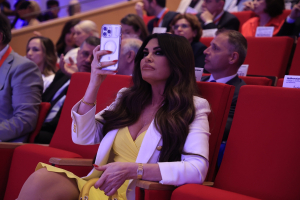 Άστραψαν τα φλας για τις… selfies της Κίμπερλι