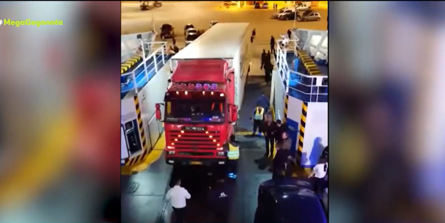 Λιμάνι Ηγουμενίτσας: Βίντεο από τη στιγμή που οδηγός νταλίκας κλειδώθηκε στην καμπίνα όταν του αρνήθηκαν επιβίβαση