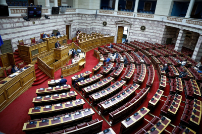 Σφοδρή αντιπαράθεση στη Βουλή για την συμφωνία Ελλάδας - Γαλλίας, τι είπαν Μητσοτάκης και Τσίπρας