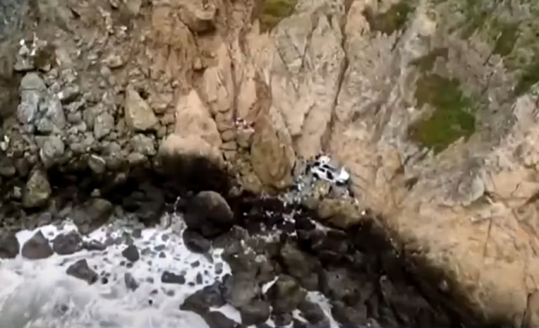 Αυτοκίνητο έπεσε σε γκρεμό 75 μέτρων στις ΗΠΑ, βγήκαν ζωντανοί και οι 4 επιβαίνοντες