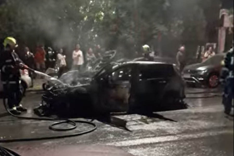 Φωτιά τώρα σε αυτοκίνητα στο Παγκράτι (Βίντεο)