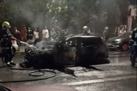 Φωτιά τώρα σε αυτοκίνητα στο Παγκράτι (Βίντεο)