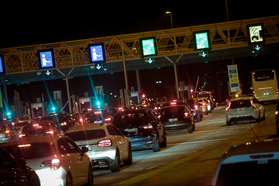 Μετ' εμποδίων η επιστροφή των εκδρομέων - Ουρές χιλιομέτρων στην Αθηνών - Κορίνθου