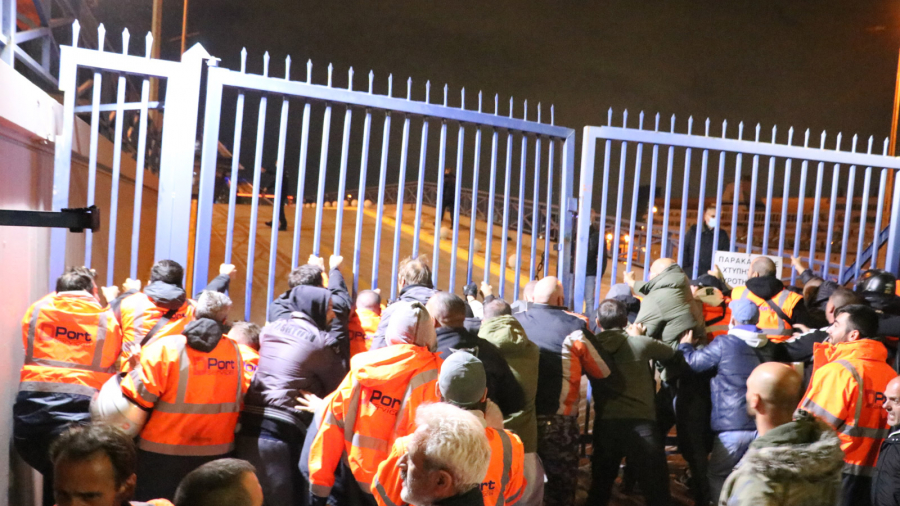 «Ντου» απεργών στα γραφεία της Cosco στον Πειραιά για τον θάνατο του 45χρονου εργάτη (βίντεο)