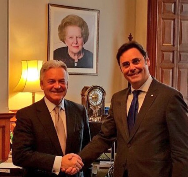 "Άθλιο σκουλήκι" χαρακτήρισε ο υφ. Εξωτερικών της Βρετανίας Άλαν Ντάνκαν τον Τζούλιαν Ασάνζ του WikiLeaks