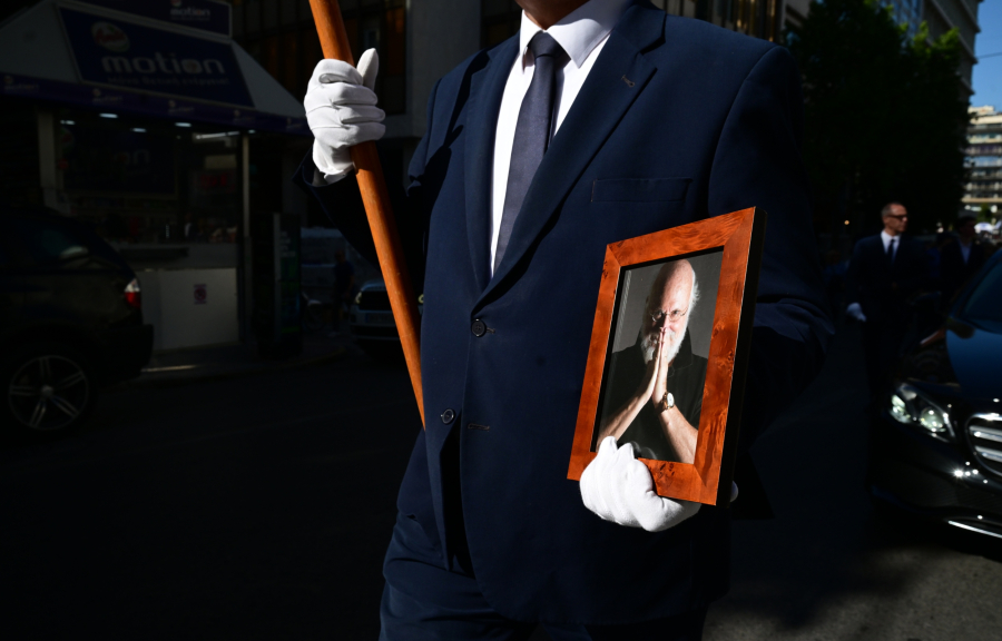 Διονύσης Σαββόπουλος: Με τη «Συννεφούλα» και το «Μη μιλάς άλλο για αγάπη» η πομπή για την ταφή (βίντεο)