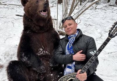 Λαρισαίος παίζει μπουζούκι στο χιόνι με μια αρκούδα δίπλα του να τον γλείφει - Viral το βίντεο