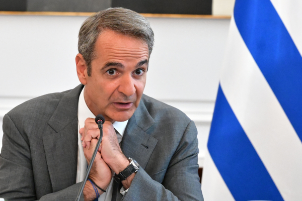 Σήμα Μητσοτάκη προς τους υπουργούς για επικοινωνιακή αντεπίθεση: «Υπερασπιστείτε συνολικά το κυβερνητικό έργο»