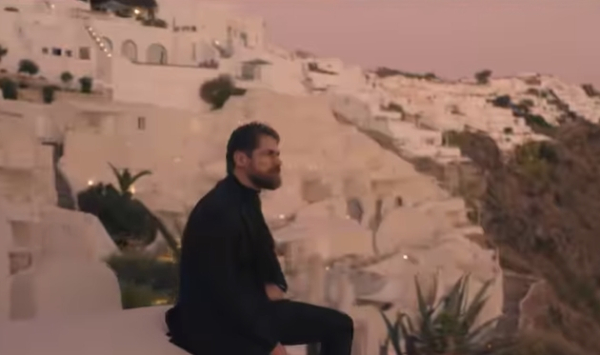 Κάτι ετοιμάζει με φόντο τη Σαντορίνη ο Δημήτρης Λάλος