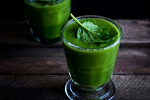 «Υγρή σαλάτα»: Τι λένε οι ειδικοί για τη νέα μόδα κατανάλωσης φρούτων και λαχανικών