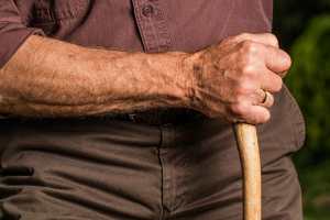 Θεσσαλονίκη: 90χρονος μήνυσε τη σύζυγό του για... παντόφλα, «καλύτερα να πεθάνω να ησυχάσουμε κι οι δύο»