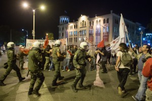 Συγκρούσεις διαδηλωτών με τα ΜΑΤ την ώρα της ομιλίας Τσίπρα!