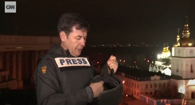 Πόλεμος Ρωσία -Ουκρανία: Ανταποκριτής διακόπτει τη live μετάδοση για να βάλει κράνος καθώς ακούγονται εκρήξεις (βίντεο)