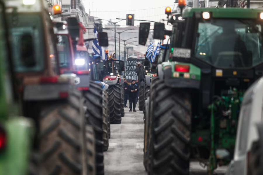 Οι αγρότες έκλεισαν την εθνική Αθηνών - Λαμίας - Από παραδρόμους η κυκλοφορία