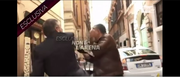 Ιταλία: Πολιτικός χαστούκισε δημοσιογράφο μπροστά στην κάμερα (βίντεο)