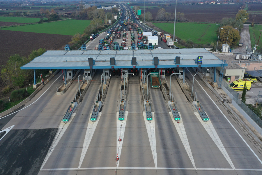 «Κανένα βήμα πίσω» οι αγρότες - Χιλιάδες τρακτέρ στους δρόμους από τον Έβρο μέχρι την Κρήτη, ανοίγει το αεροδρόμιο Ηρακλείου