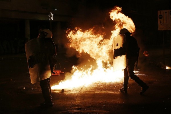 "Πάρτι" αντιεξουσιαστών σε ολόκληρη την χώρα- Σπάνε και καίνε ό,τι βρίσκουν μπροστά τους