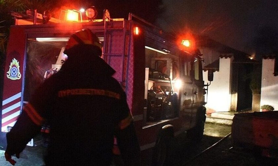 Στις φλόγες εγκαταλελειμμένο κτίριο στο Μοσχάτο