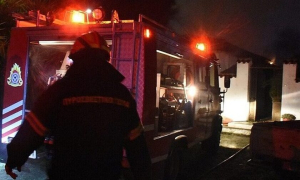 Στις φλόγες εγκαταλελειμμένο κτίριο στο Μοσχάτο