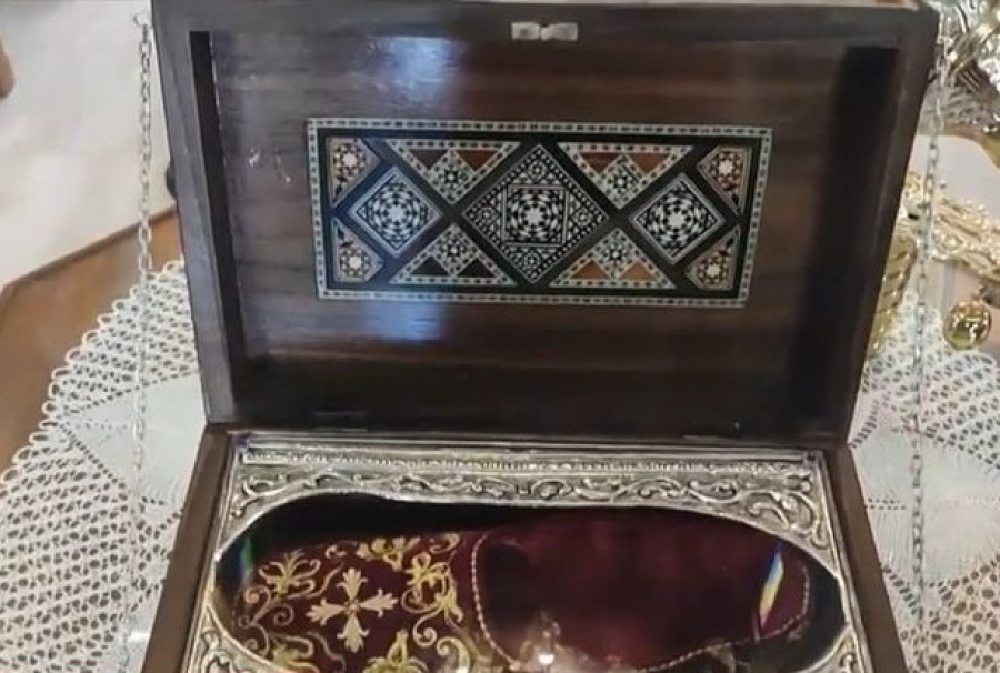 Σάλος στο Twitter για το προσκύνημα στην παντόφλα του Αγίου Σπυρίδωνα, η αντίδραση του Μητροπολίτη Κοζάνης (βίντεο)