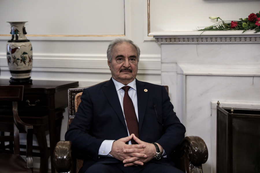 Politico για Χαφτάρ: Πώς ένας Λίβυος πολέμαρχος ταπείνωσε τις Βρυξέλλες