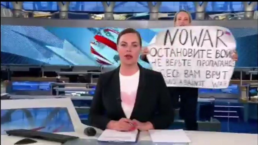 Ρωσίδα δημοσιογράφος εμφανίστηκε σε δελτίο ειδήσεων με πλακάτ κατά του πολέμου και συνελήφθη (βίντεο, εικόνες)