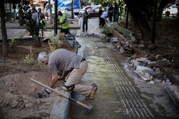Εξάρχεια: Συνεργεία του Δήμου καθάρισαν εκ νέου την πλατεία (pic&vid)