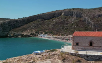 Η παραλία με την άγρια ομορφιά, μόλις 1 ώρα από το κέντρο της Αθήνας