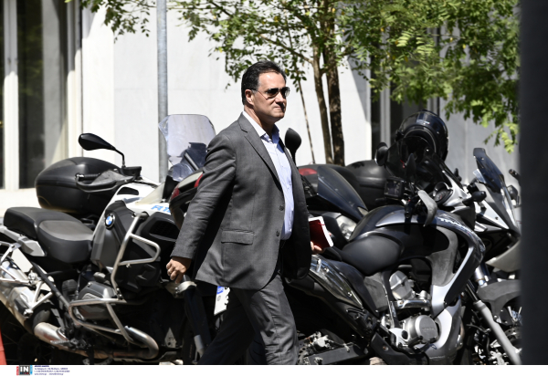 Ο Άδωνις Γεωργιάδης παρήγγειλε σουβλάκια εν μέσω καύσωνα και τους... έκοψε πρόστιμο