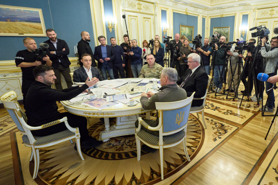 Ο Ζελένσκι στην Αθήνα εν μέσω μεγάλου σκανδάλου διαφθοράς