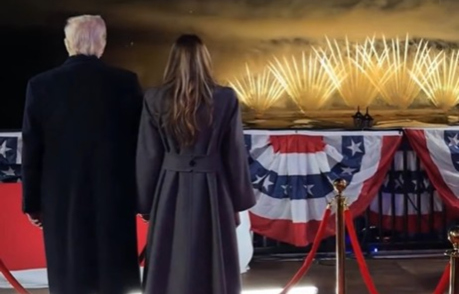 Με πυροτεχνήματα και έναν σωσία του Έλβις υποδέχθηκαν τον Τραμπ στην Ουάσινγκτον (βίντεο)