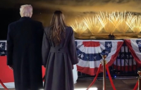 Με πυροτεχνήματα και έναν σωσία του Έλβις υποδέχθηκαν τον Τραμπ στην Ουάσινγκτον (βίντεο)